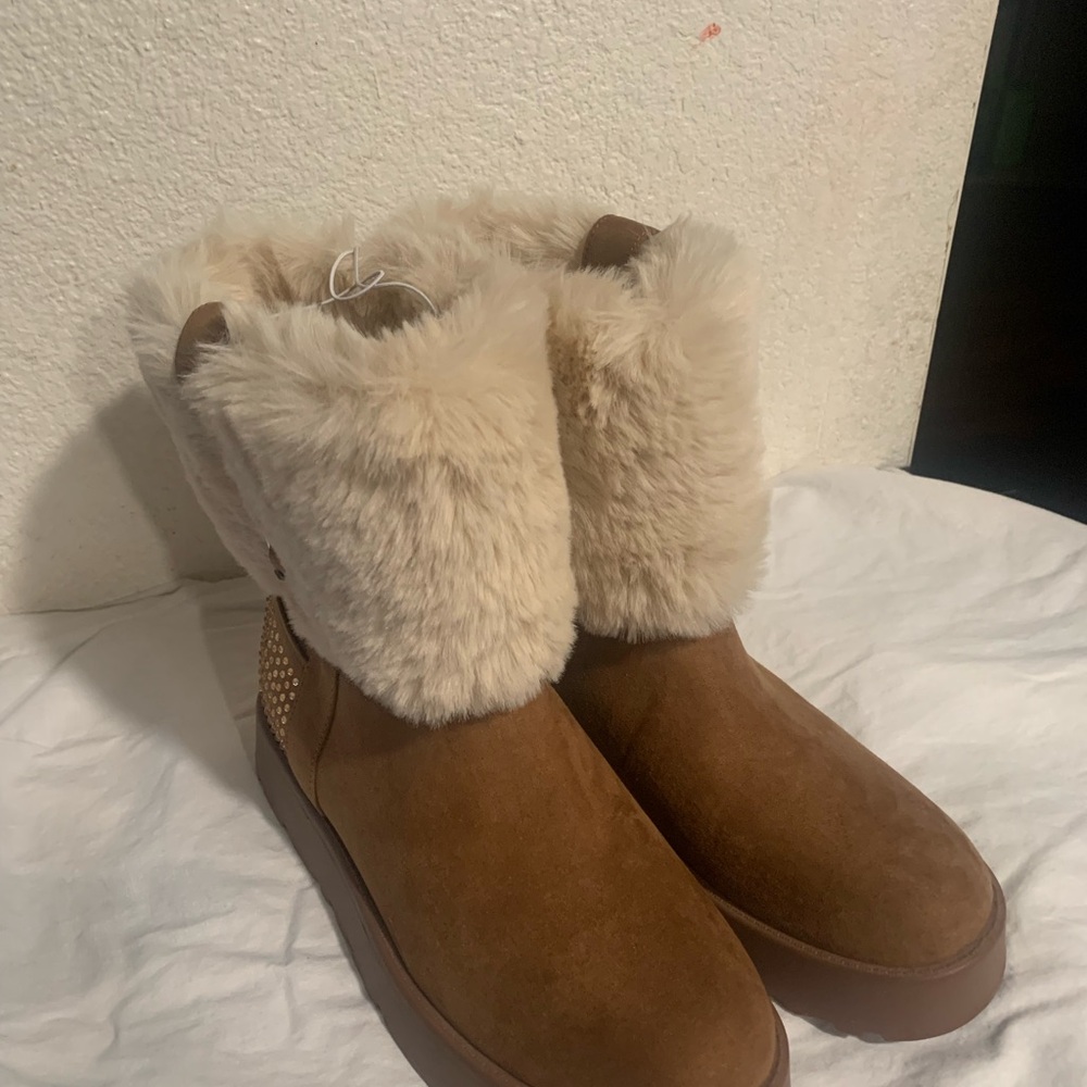Brown Ankle Boots with Cream Fur Lining and Suede Material - Picture 5 of 10